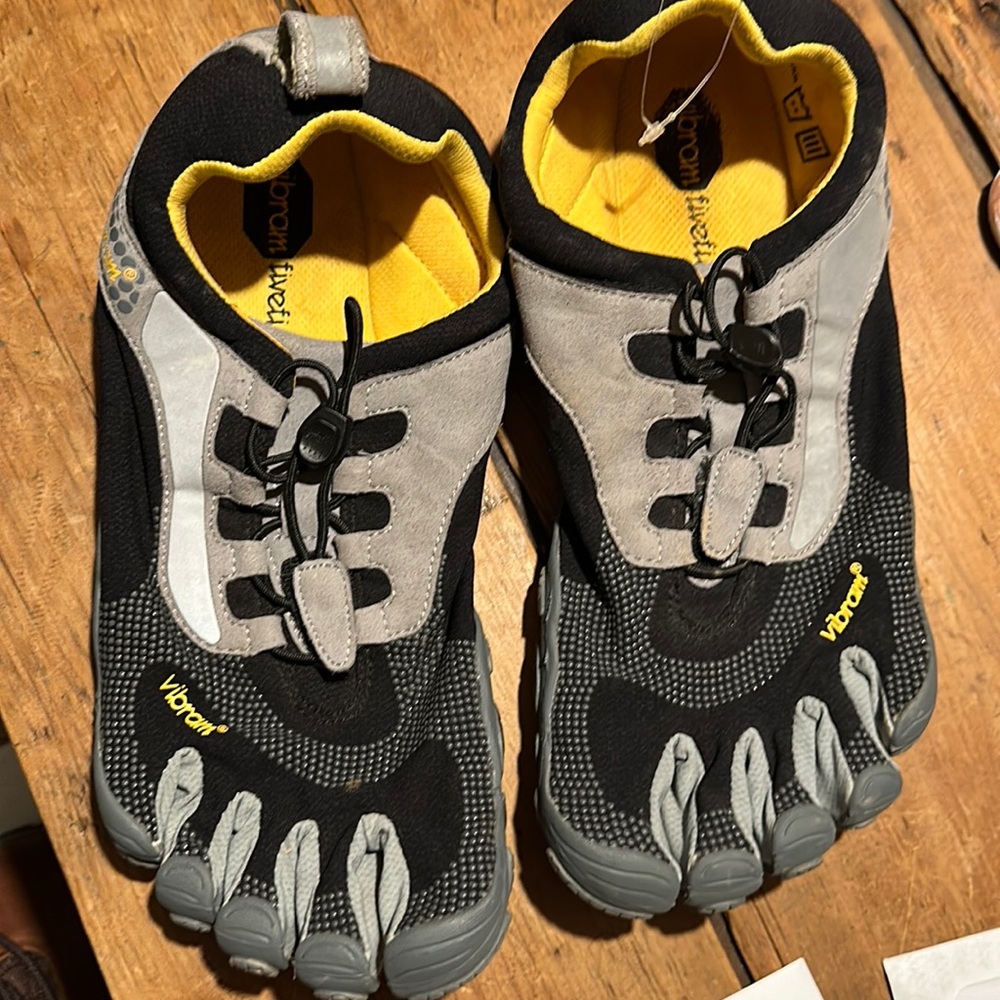 Vibram Five fingers men’s shoe in size 44. Like new!